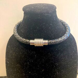 Italia mesh magnetic bracelet. Black. never worn 8 inches